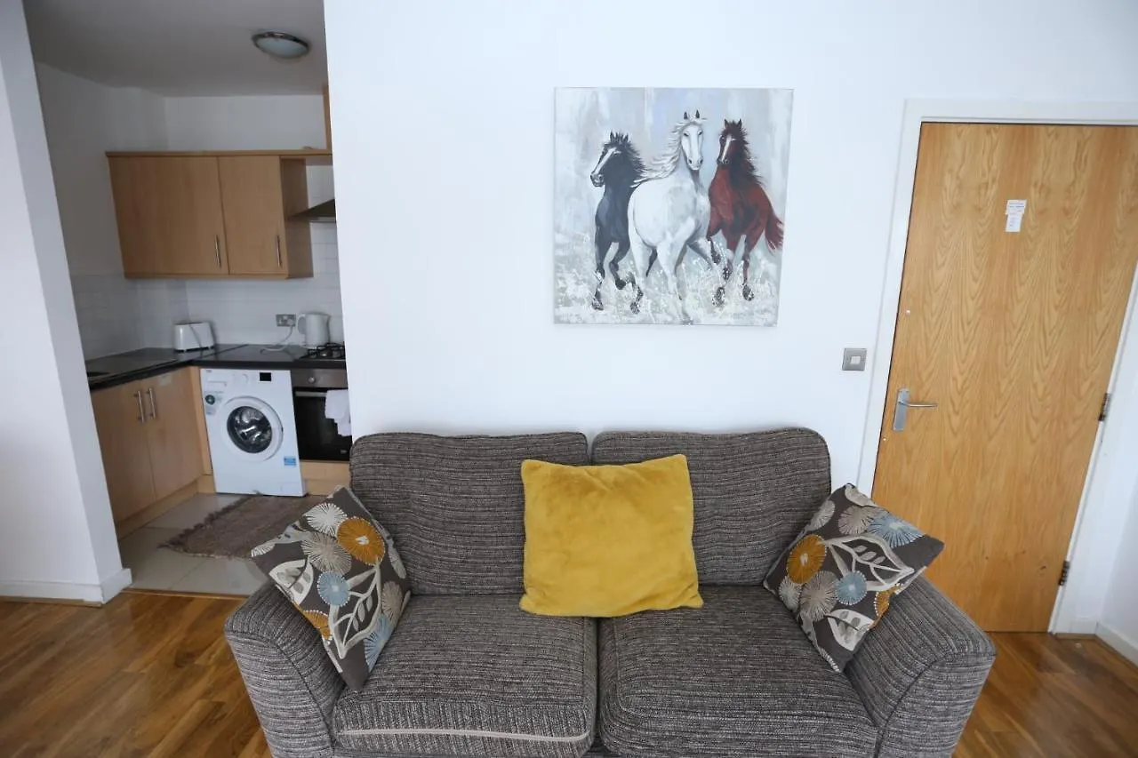 Lovely 2 Bed 2 Toilet Hill House River View Apartment London