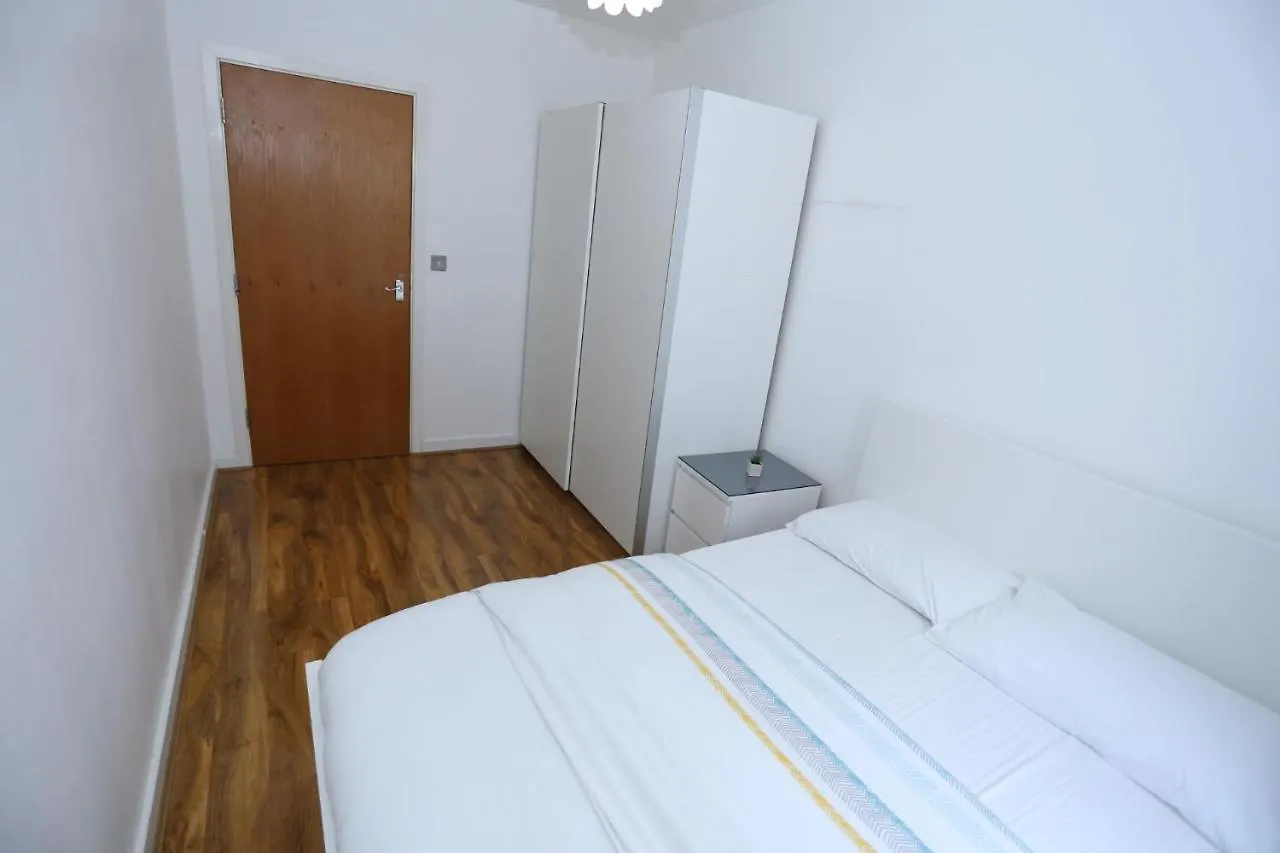 Lovely 2 Bed 2 Toilet Hill House River View Apartment London