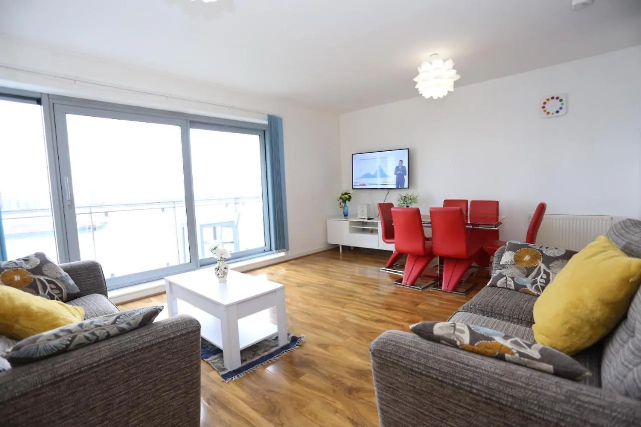 Lovely 2 Bed 2 Toilet Hill House River View Apartment London