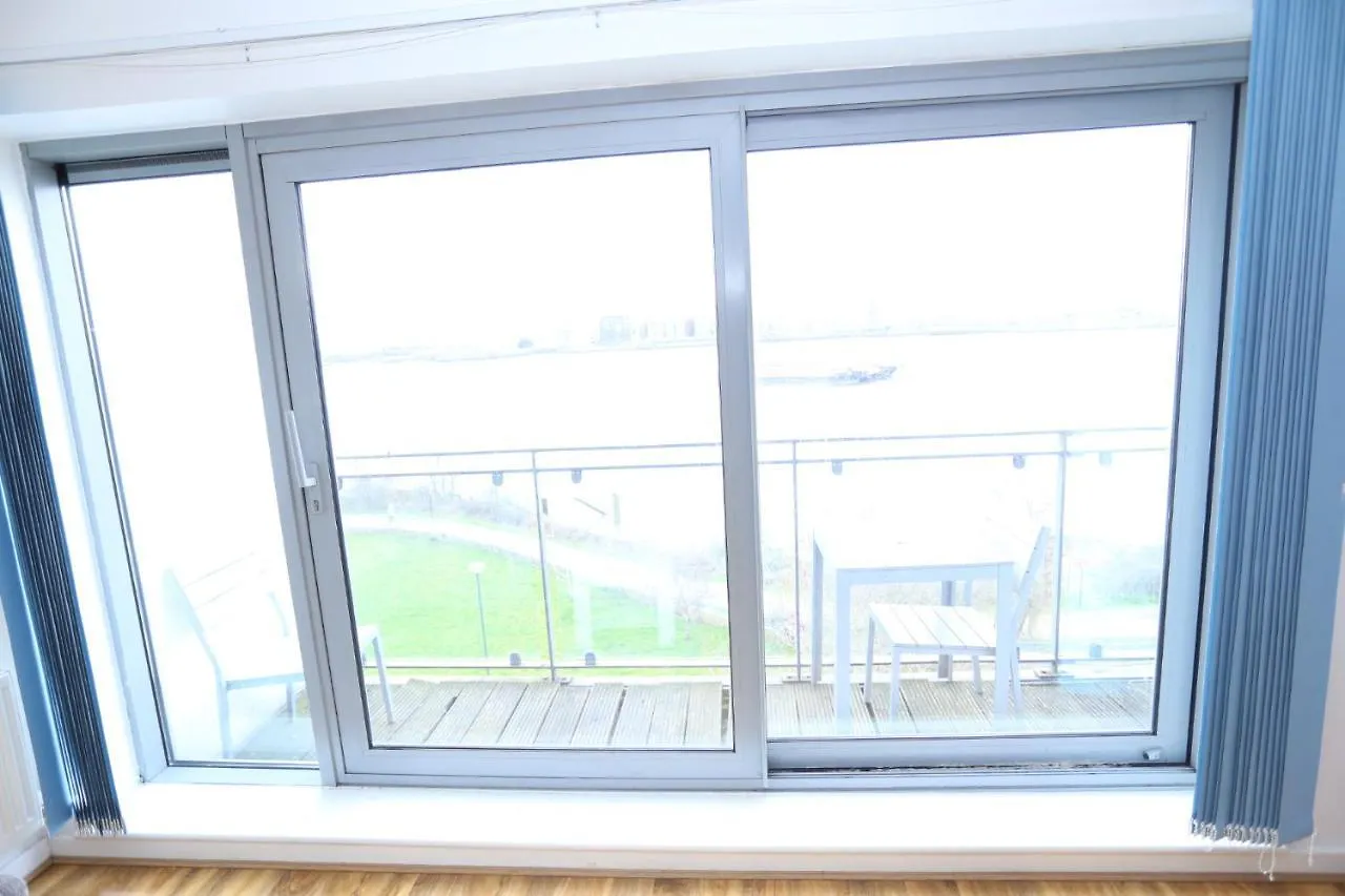 Lovely 2 Bed 2 Toilet Hill House River View Apartment London United Kingdom